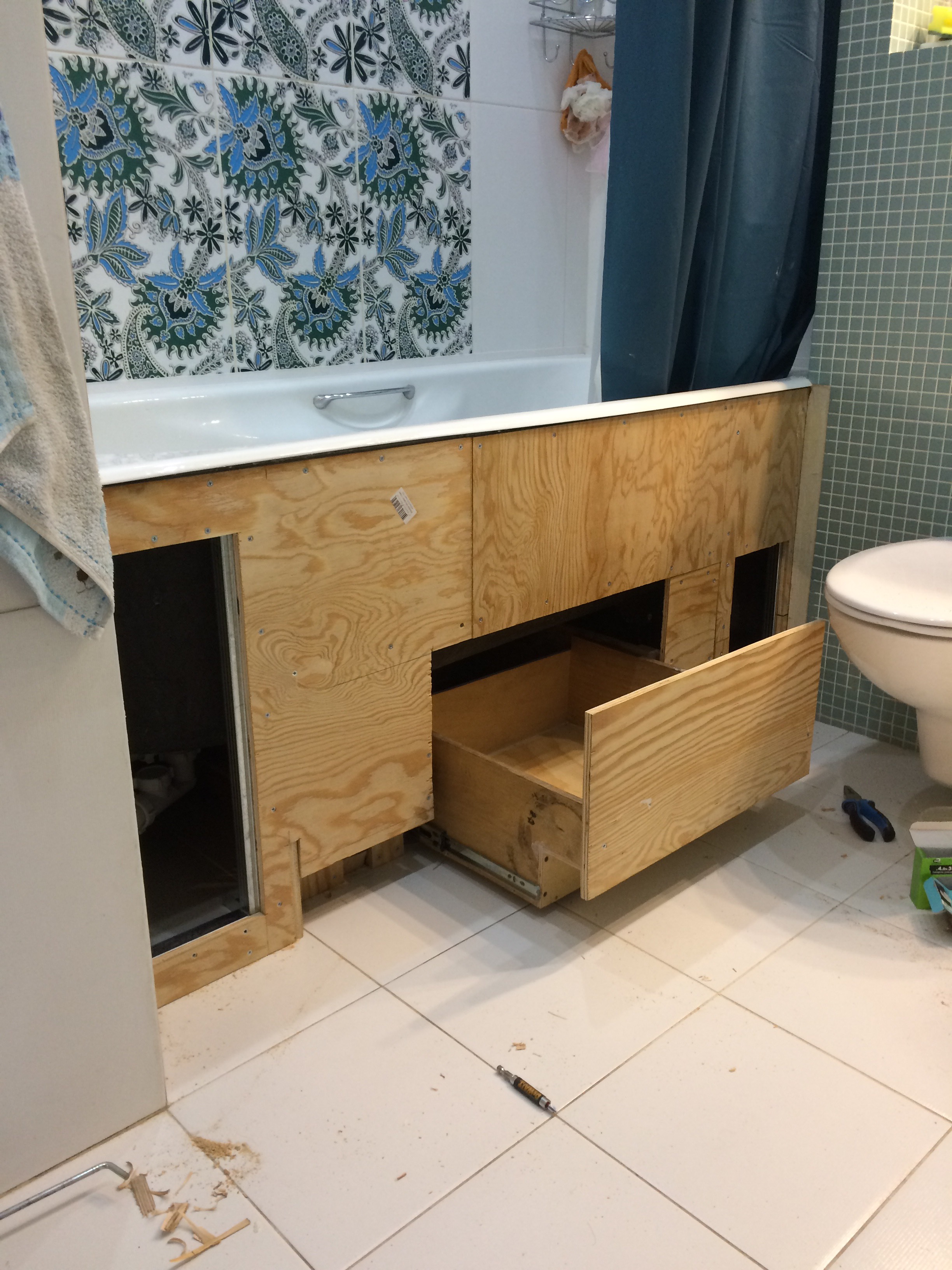 Деревянный экран под ванную